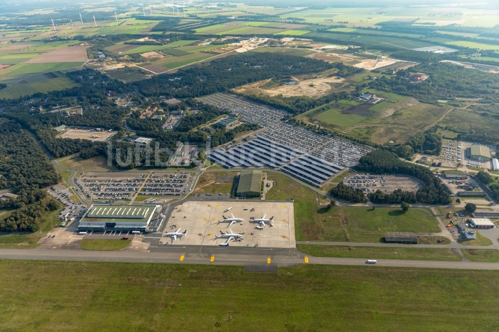 Weeze von oben - Gelände des Flughafen Airport Weeze Flughafen Niederrhein GmbH in Weeze im Bundesland Nordrhein-Westfalen, Deutschland