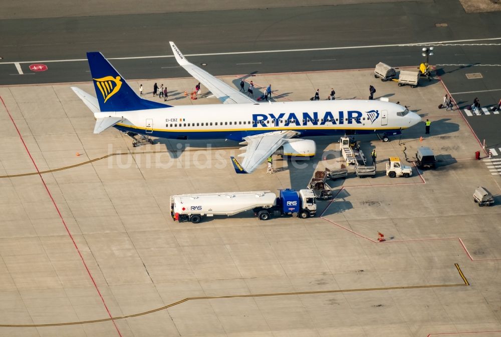 Weeze aus der Vogelperspektive: Gelände des Flughafen Airport Weeze Flughafen Niederrhein GmbH in Weeze im Bundesland Nordrhein-Westfalen, Deutschland