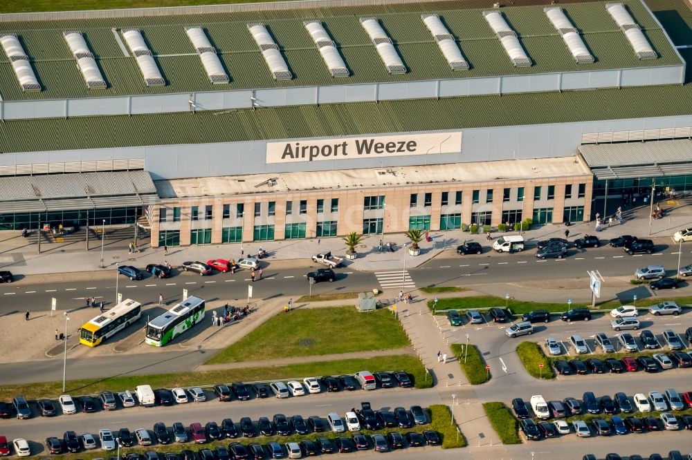 Luftaufnahme Weeze - Gelände des Flughafen Airport Weeze Flughafen Niederrhein GmbH in Weeze im Bundesland Nordrhein-Westfalen, Deutschland