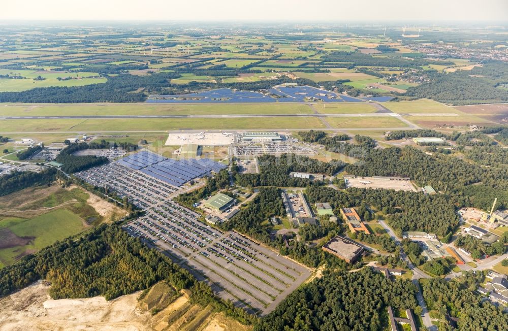 Weeze von oben - Gelände des Flughafen Airport Weeze Flughafen Niederrhein GmbH in Weeze im Bundesland Nordrhein-Westfalen, Deutschland