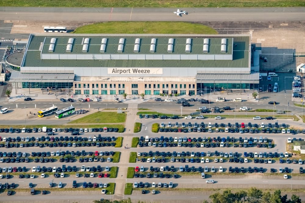 Luftbild Weeze - Gelände des Flughafen Airport Weeze Flughafen Niederrhein GmbH in Weeze im Bundesland Nordrhein-Westfalen, Deutschland