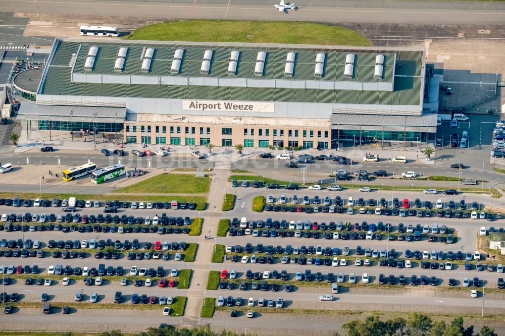 Luftaufnahme Weeze - Gelände des Flughafen Airport Weeze Flughafen Niederrhein GmbH in Weeze im Bundesland Nordrhein-Westfalen, Deutschland