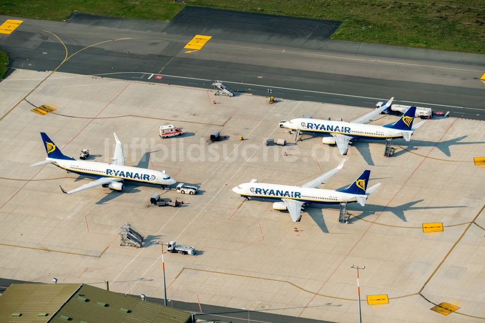 Weeze aus der Vogelperspektive: Gelände des Flughafen Airport Weeze Flughafen Niederrhein GmbH in Weeze im Bundesland Nordrhein-Westfalen, Deutschland