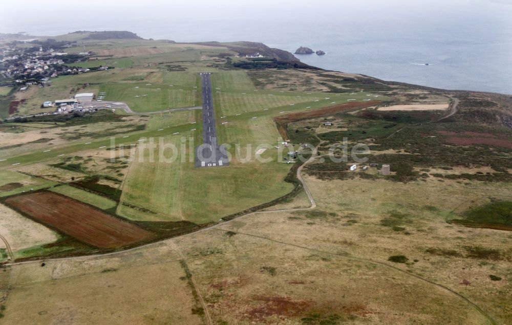 Aldernay aus der Vogelperspektive: Gelände des Flughafen in Aldernay in Aurigny, Guernsey