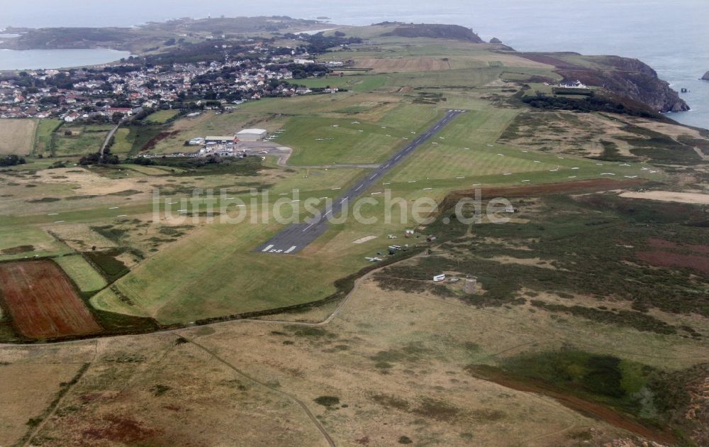 Luftbild Aldernay - Gelände des Flughafen in Aldernay in Aurigny, Guernsey