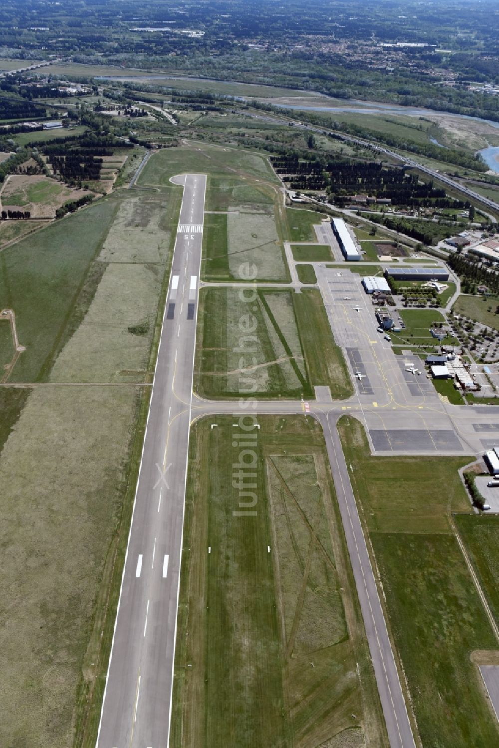 Avignon aus der Vogelperspektive: Gelände des Flughafen in Avignon in Provence-Alpes-Cote d'Azur, Frankreich