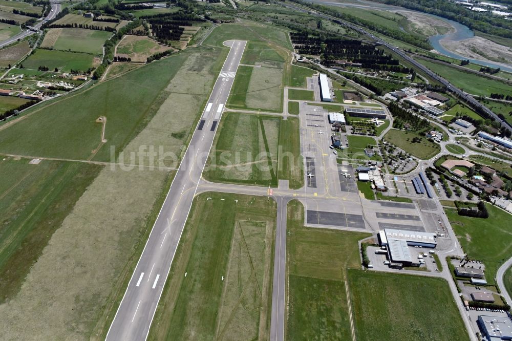 Luftaufnahme Avignon - Gelände des Flughafen in Avignon in Provence-Alpes-Cote d'Azur, Frankreich