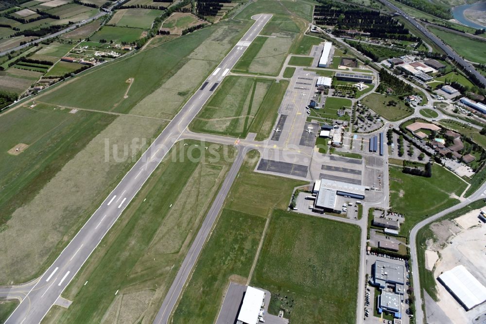 Avignon von oben - Gelände des Flughafen in Avignon in Provence-Alpes-Cote d'Azur, Frankreich