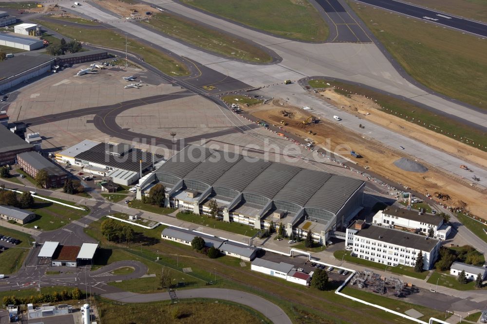 Schönefeld von oben - Gelände des Flughafen BER mit alten Hangar in Schönefeld im Bundesland Brandenburg, Deutschland