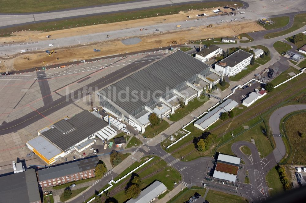 Schönefeld aus der Vogelperspektive: Gelände des Flughafen BER mit alten Hangar in Schönefeld im Bundesland Brandenburg, Deutschland