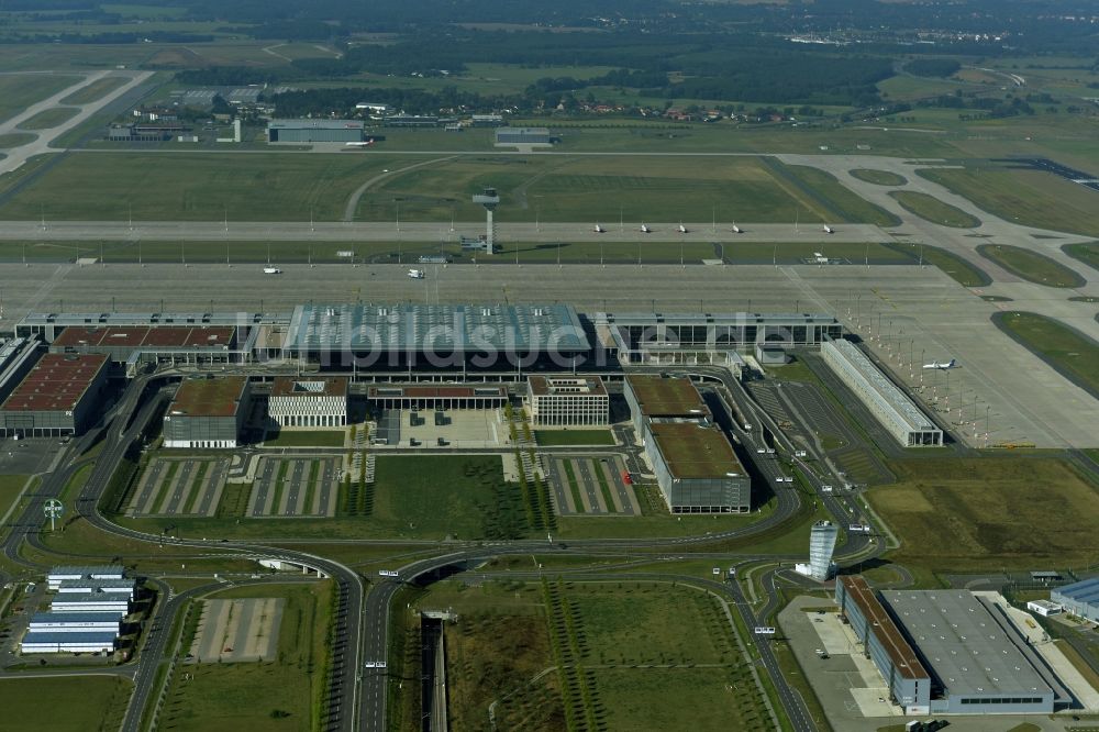 Schönefeld von oben - Gelände des Flughafen BER International in Schönefeld im Bundesland Brandenburg