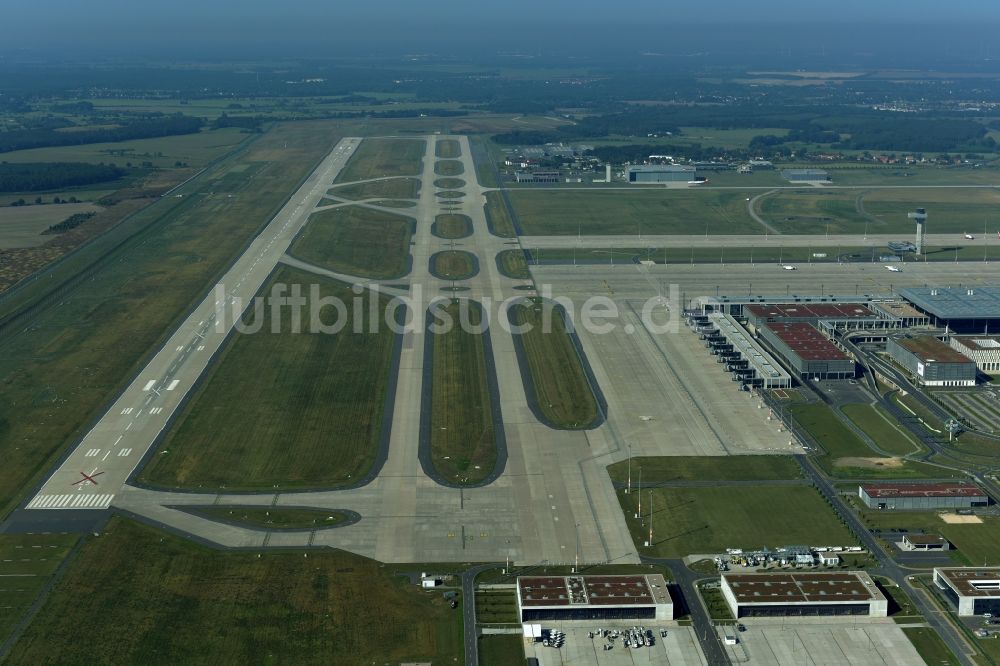 Schönefeld aus der Vogelperspektive: Gelände des Flughafen BER International in Schönefeld im Bundesland Brandenburg