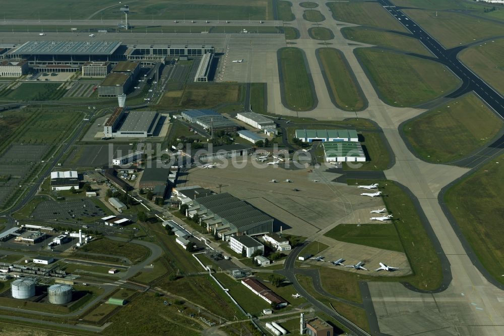 Schönefeld aus der Vogelperspektive: Gelände des Flughafen BER International in Schönefeld im Bundesland Brandenburg