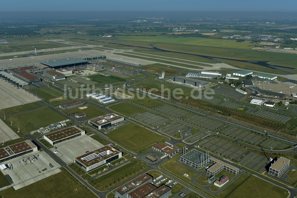 Luftaufnahme Schönefeld - Gelände des Flughafen BER International in Schönefeld im Bundesland Brandenburg