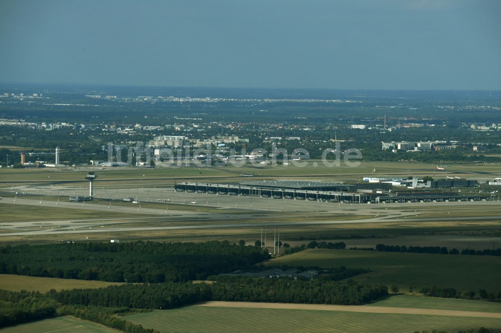 Schönefeld von oben - Gelände des Flughafen BER in Schönefeld im Bundesland Brandenburg