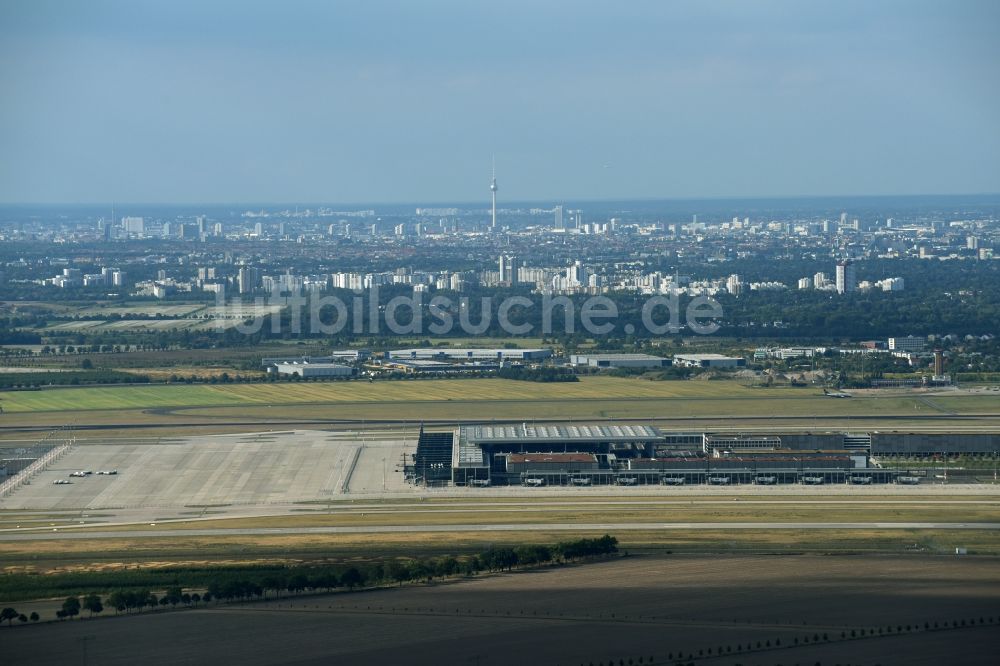 Luftaufnahme Schönefeld - Gelände des Flughafen BER in Schönefeld im Bundesland Brandenburg