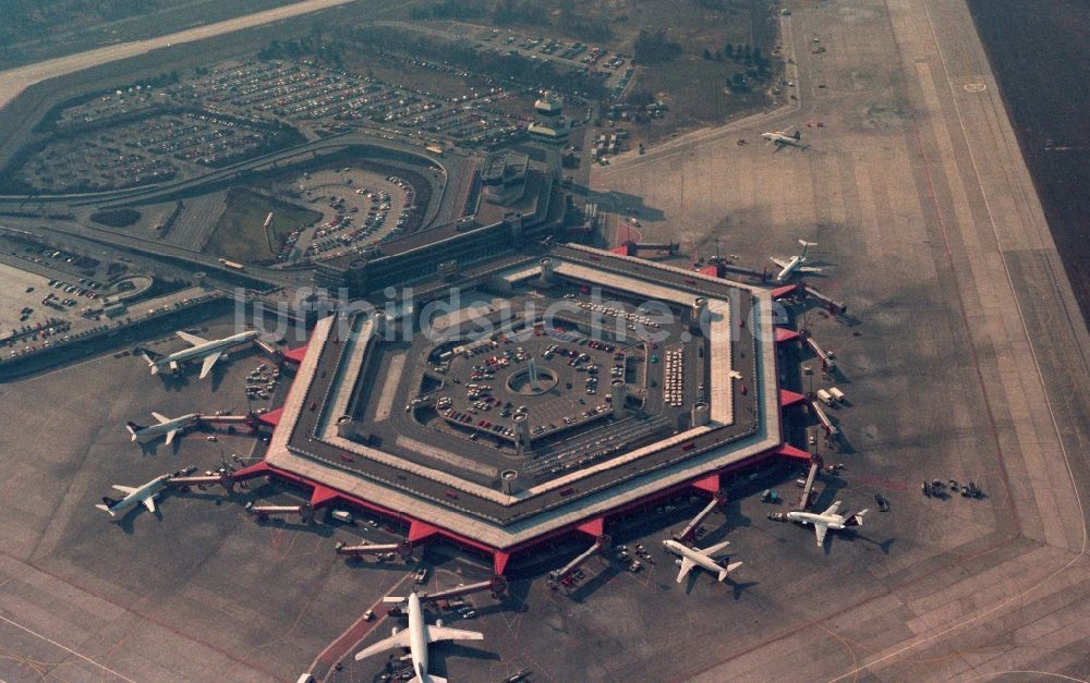 Luftaufnahme Berlin - Gelände des Flughafen in Berlin