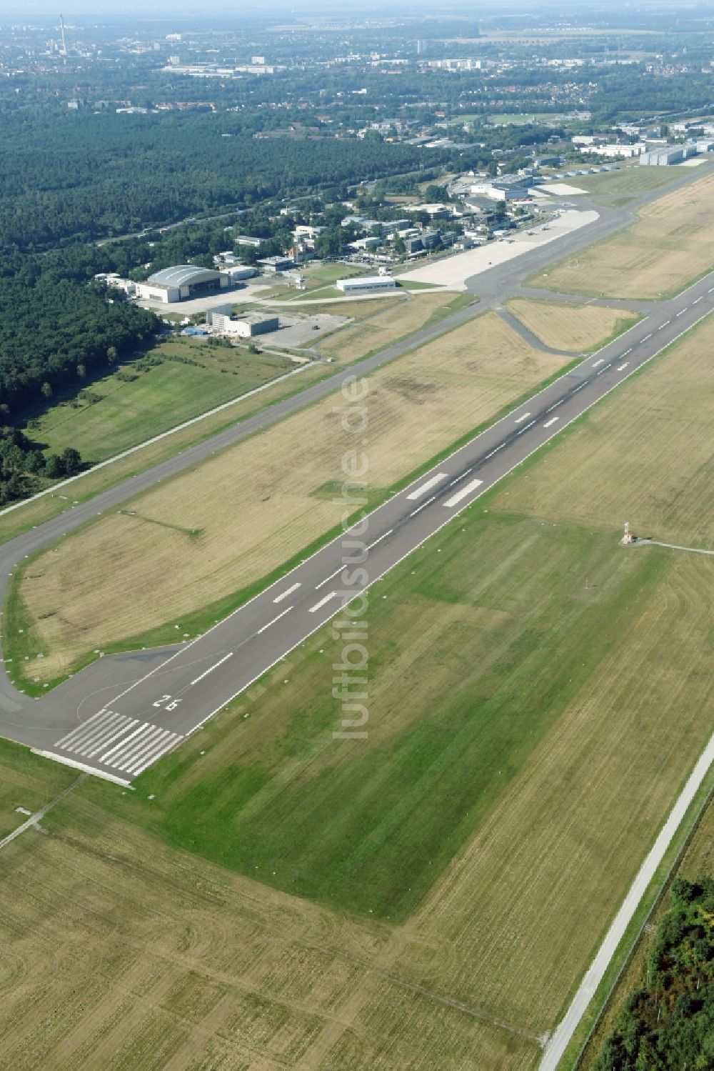 Braunschweig aus der Vogelperspektive: Gelände des Flughafen in Braunschweig im Bundesland Niedersachsen