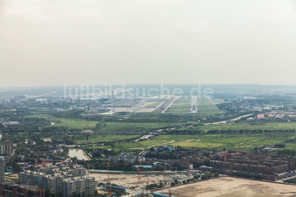 Chengdu Shi aus der Vogelperspektive: Gelände des Flughafen Chengdu-Shuangliu in Chengdu Shi in Sichuan Sheng, China