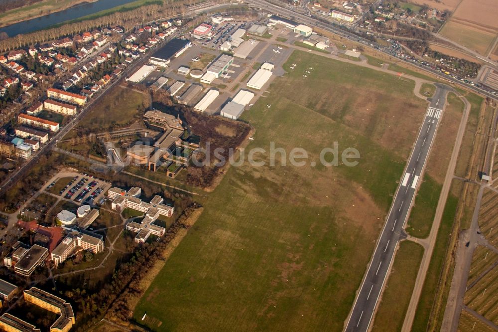 Mannheim aus der Vogelperspektive: Gelände des Flughafen City Airport Mannheim im Ortsteil Neuostheim in Mannheim im Bundesland Baden-Württemberg, Deutschland