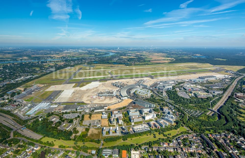 Luftbild Düsseldorf - Gelände der Flughafen - City in Düsseldorf im Bundesland Nordrhein-Westfalen