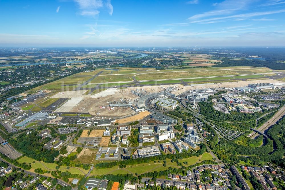 Luftaufnahme Düsseldorf - Gelände der Flughafen - City in Düsseldorf im Bundesland Nordrhein-Westfalen