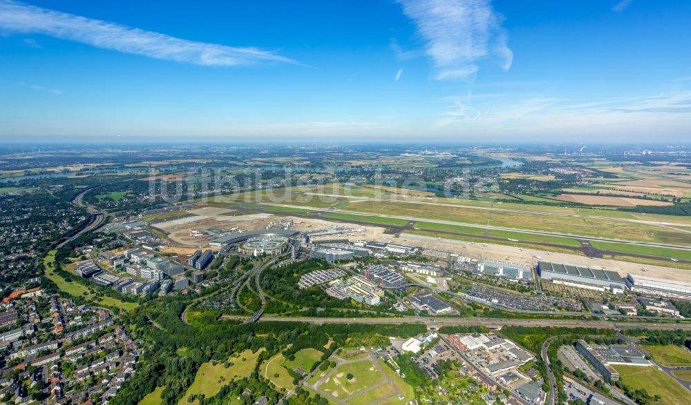 Düsseldorf von oben - Gelände der Flughafen - City in Düsseldorf im Bundesland Nordrhein-Westfalen