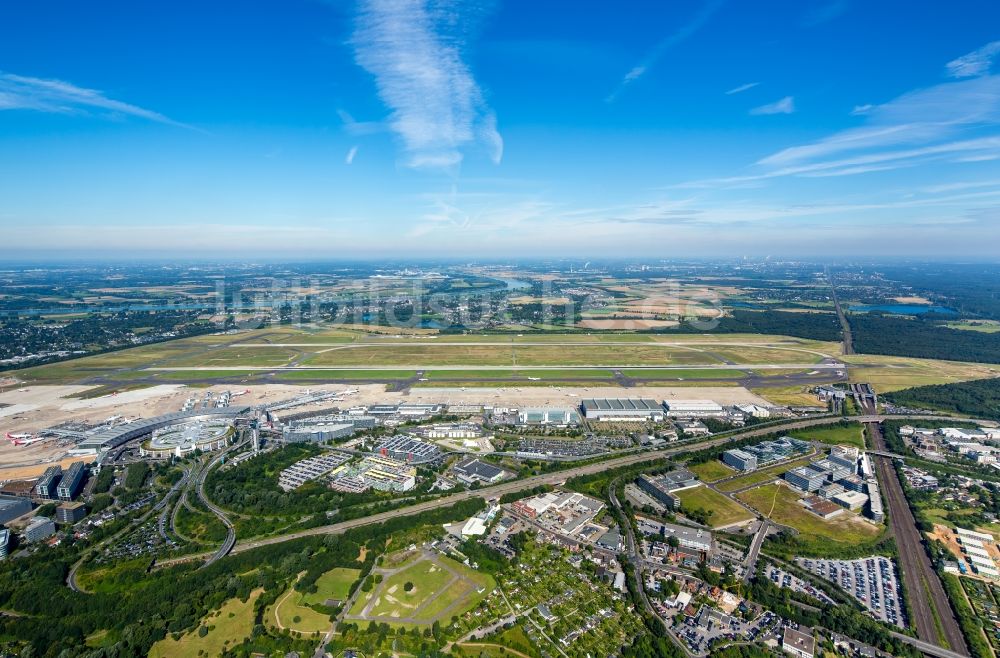 Düsseldorf aus der Vogelperspektive: Gelände der Flughafen - City in Düsseldorf im Bundesland Nordrhein-Westfalen