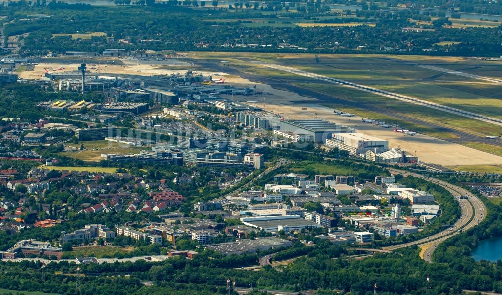 Luftbild Düsseldorf - Gelände des Flughafen in Düsseldorf im Bundesland Nordrhein-Westfalen