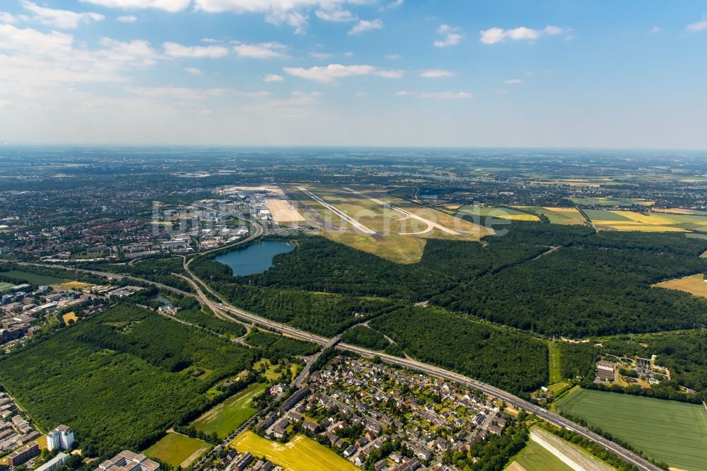 Luftaufnahme Düsseldorf - Gelände des Flughafen in Düsseldorf im Bundesland Nordrhein-Westfalen