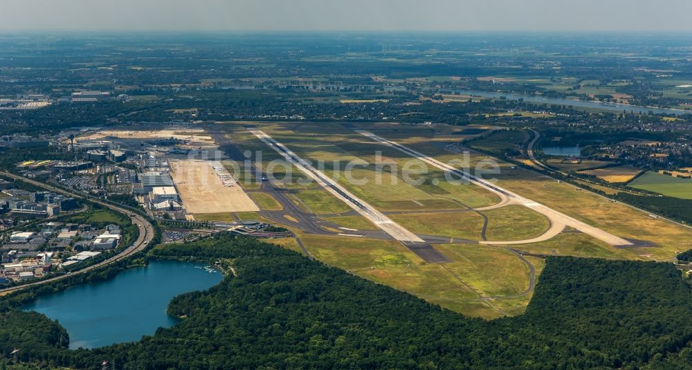 Düsseldorf von oben - Gelände des Flughafen in Düsseldorf im Bundesland Nordrhein-Westfalen