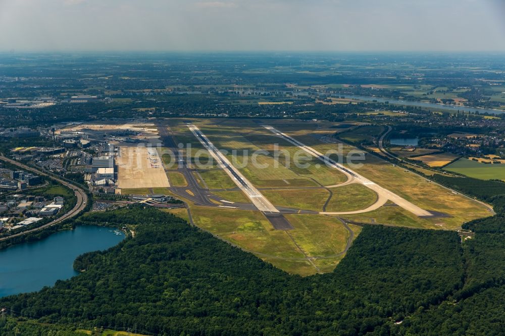 Düsseldorf aus der Vogelperspektive: Gelände des Flughafen in Düsseldorf im Bundesland Nordrhein-Westfalen