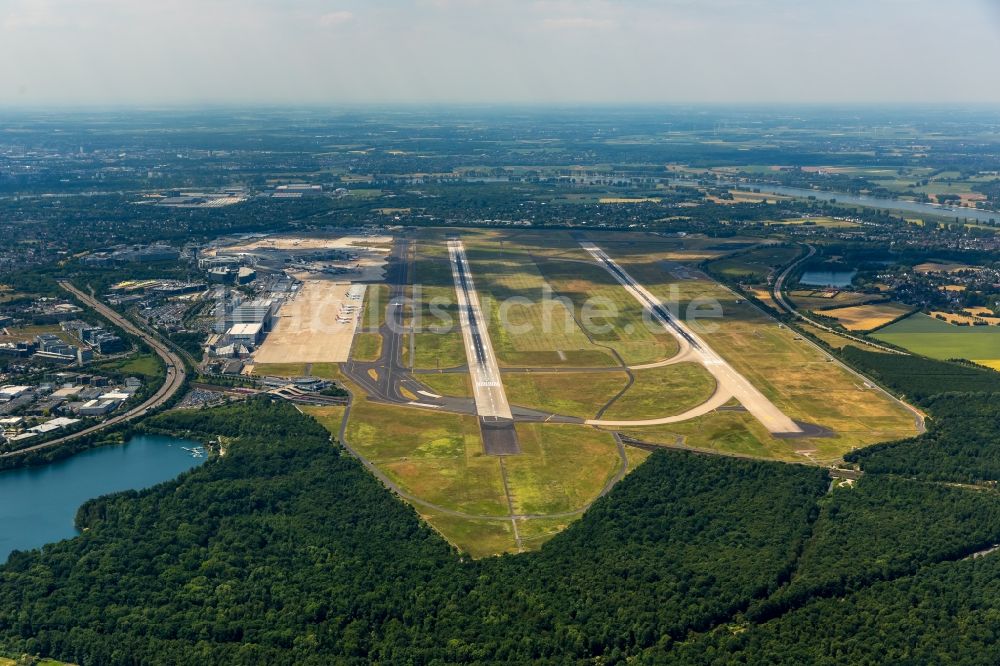 Luftbild Düsseldorf - Gelände des Flughafen in Düsseldorf im Bundesland Nordrhein-Westfalen