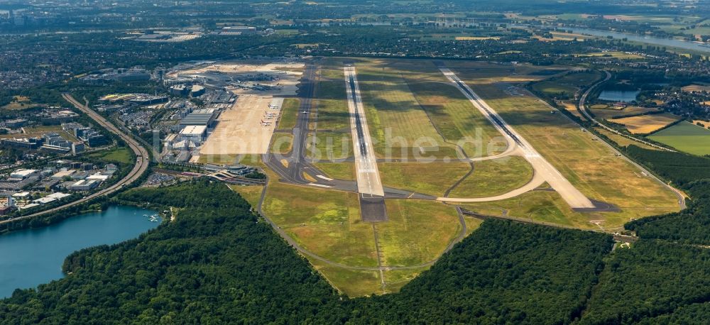 Luftaufnahme Düsseldorf - Gelände des Flughafen in Düsseldorf im Bundesland Nordrhein-Westfalen