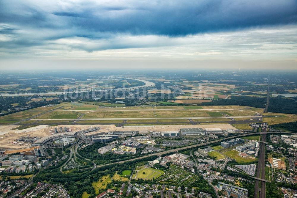 Düsseldorf aus der Vogelperspektive: Gelände des Flughafen in Düsseldorf im Bundesland Nordrhein-Westfalen