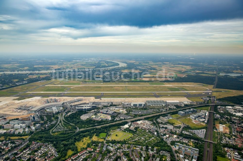 Luftbild Düsseldorf - Gelände des Flughafen in Düsseldorf im Bundesland Nordrhein-Westfalen