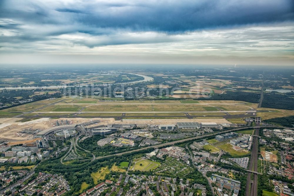 Luftaufnahme Düsseldorf - Gelände des Flughafen in Düsseldorf im Bundesland Nordrhein-Westfalen