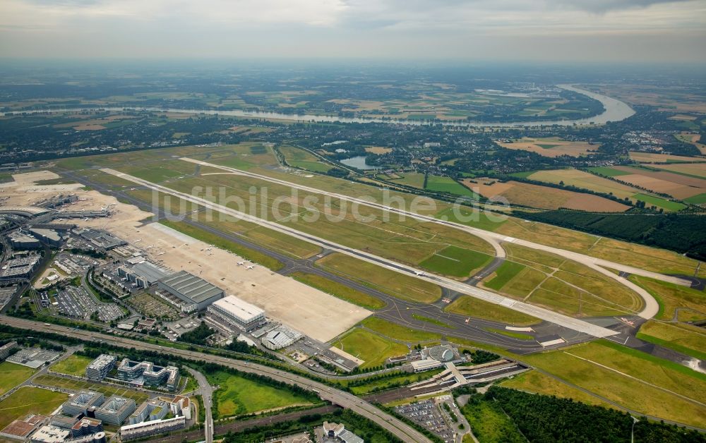 Düsseldorf von oben - Gelände des Flughafen in Düsseldorf im Bundesland Nordrhein-Westfalen