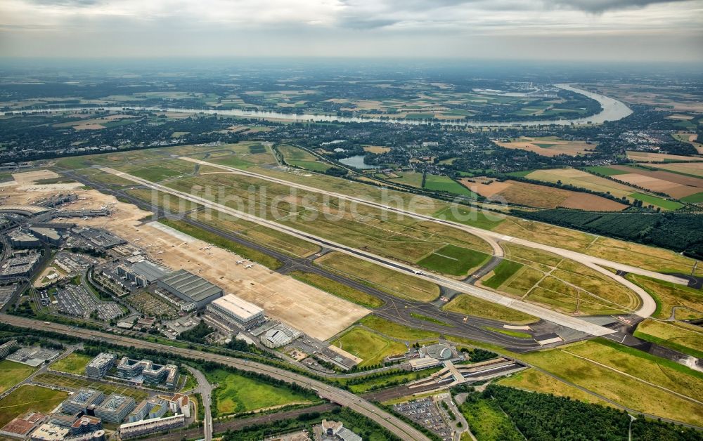 Düsseldorf aus der Vogelperspektive: Gelände des Flughafen in Düsseldorf im Bundesland Nordrhein-Westfalen