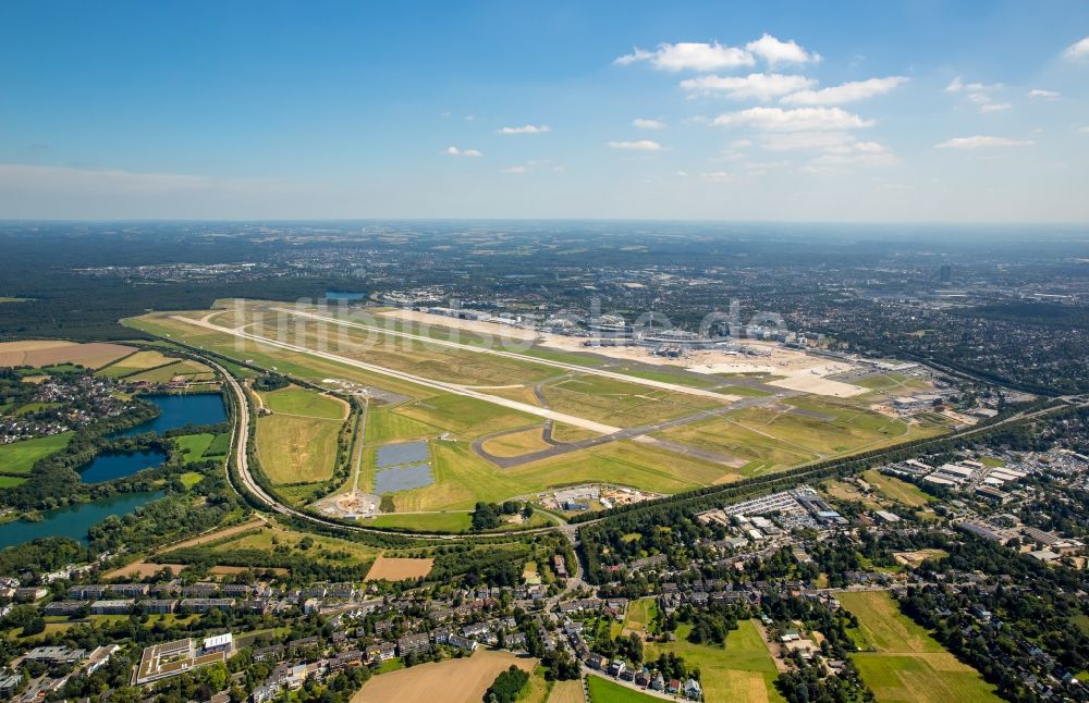 Düsseldorf von oben - Gelände des Flughafen in Düsseldorf im Bundesland Nordrhein-Westfalen