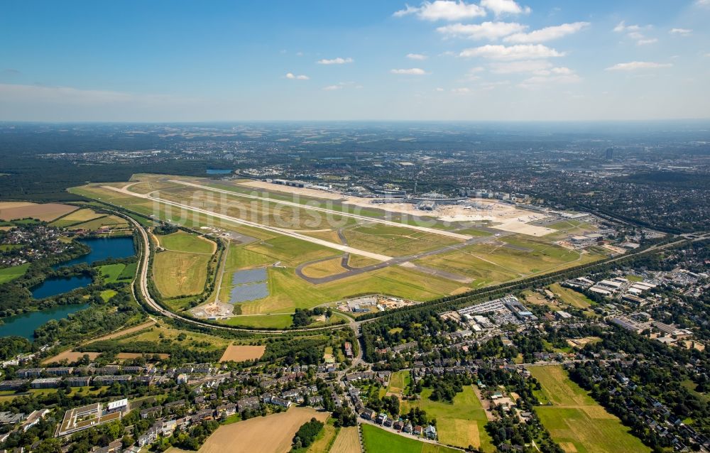 Düsseldorf aus der Vogelperspektive: Gelände des Flughafen in Düsseldorf im Bundesland Nordrhein-Westfalen