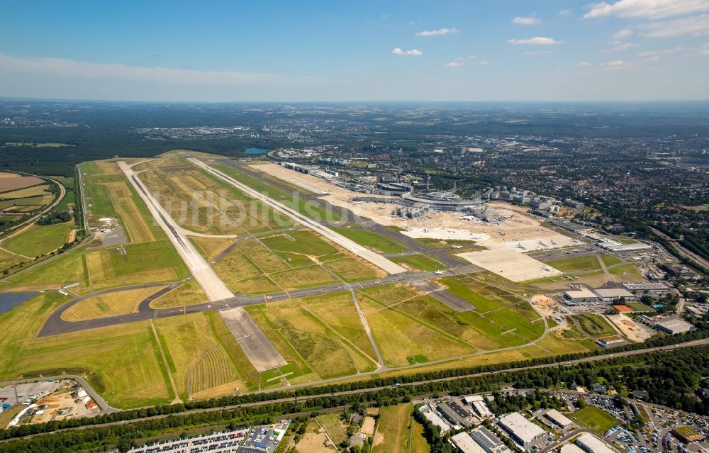 Luftbild Düsseldorf - Gelände des Flughafen in Düsseldorf im Bundesland Nordrhein-Westfalen