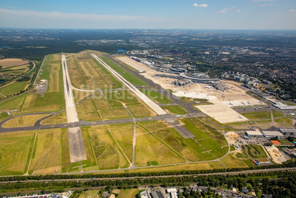 Luftaufnahme Düsseldorf - Gelände des Flughafen in Düsseldorf im Bundesland Nordrhein-Westfalen