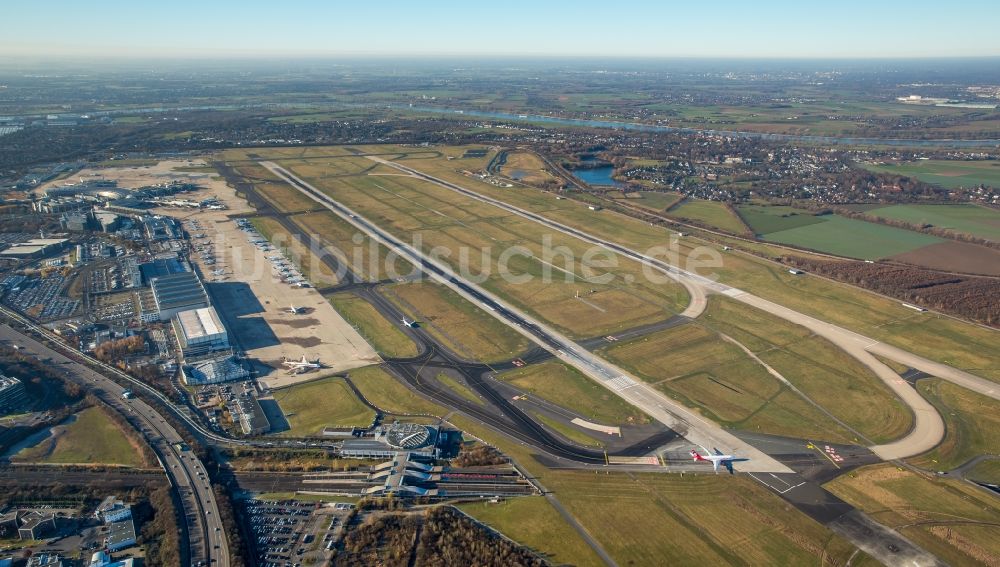 Luftbild Düsseldorf - Gelände des Flughafen in Düsseldorf im Bundesland Nordrhein-Westfalen