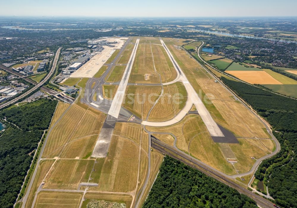 Luftaufnahme Düsseldorf - Gelände des Flughafen in Düsseldorf im Bundesland Nordrhein-Westfalen, Deutschland