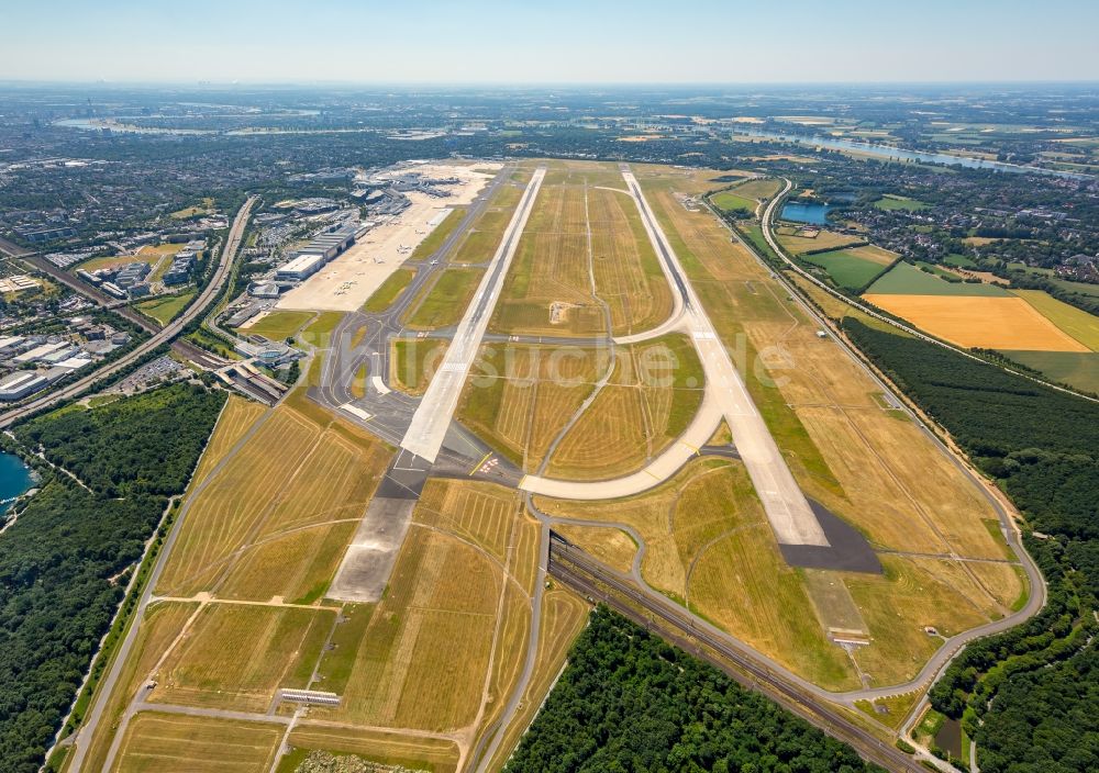 Düsseldorf von oben - Gelände des Flughafen in Düsseldorf im Bundesland Nordrhein-Westfalen, Deutschland