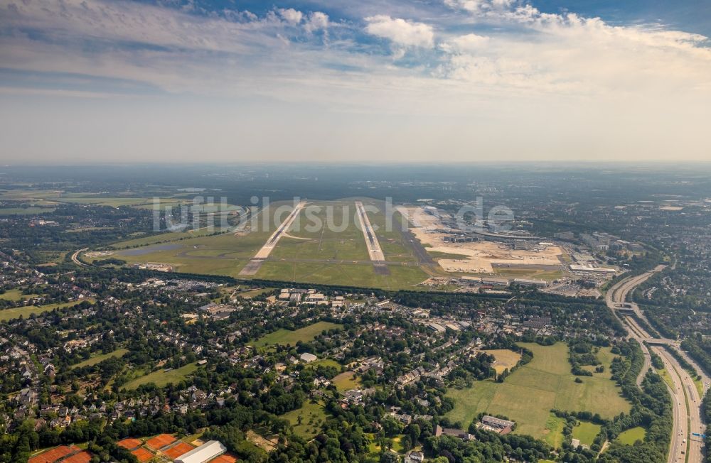 Düsseldorf aus der Vogelperspektive: Gelände des Flughafen in Düsseldorf im Bundesland Nordrhein-Westfalen, Deutschland