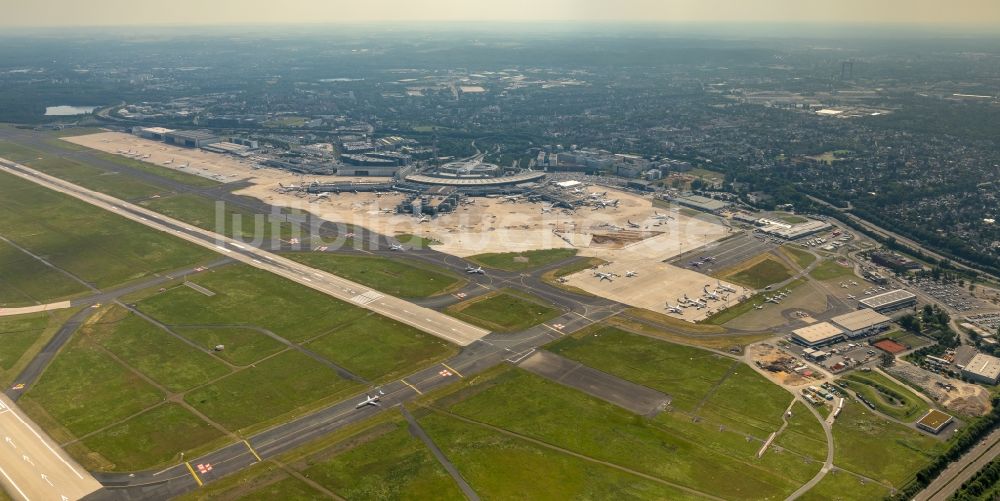 Luftbild Düsseldorf - Gelände des Flughafen in Düsseldorf im Bundesland Nordrhein-Westfalen, Deutschland