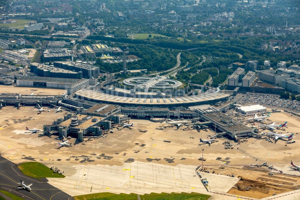 Luftaufnahme Düsseldorf - Gelände des Flughafen in Düsseldorf im Bundesland Nordrhein-Westfalen, Deutschland