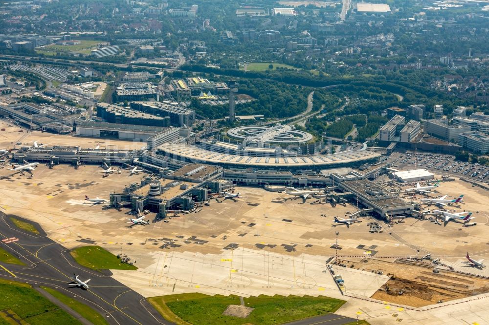 Düsseldorf von oben - Gelände des Flughafen in Düsseldorf im Bundesland Nordrhein-Westfalen, Deutschland